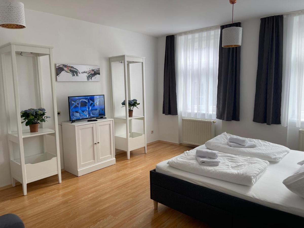 Peaceful Apartment For 4 Вена Экстерьер фото